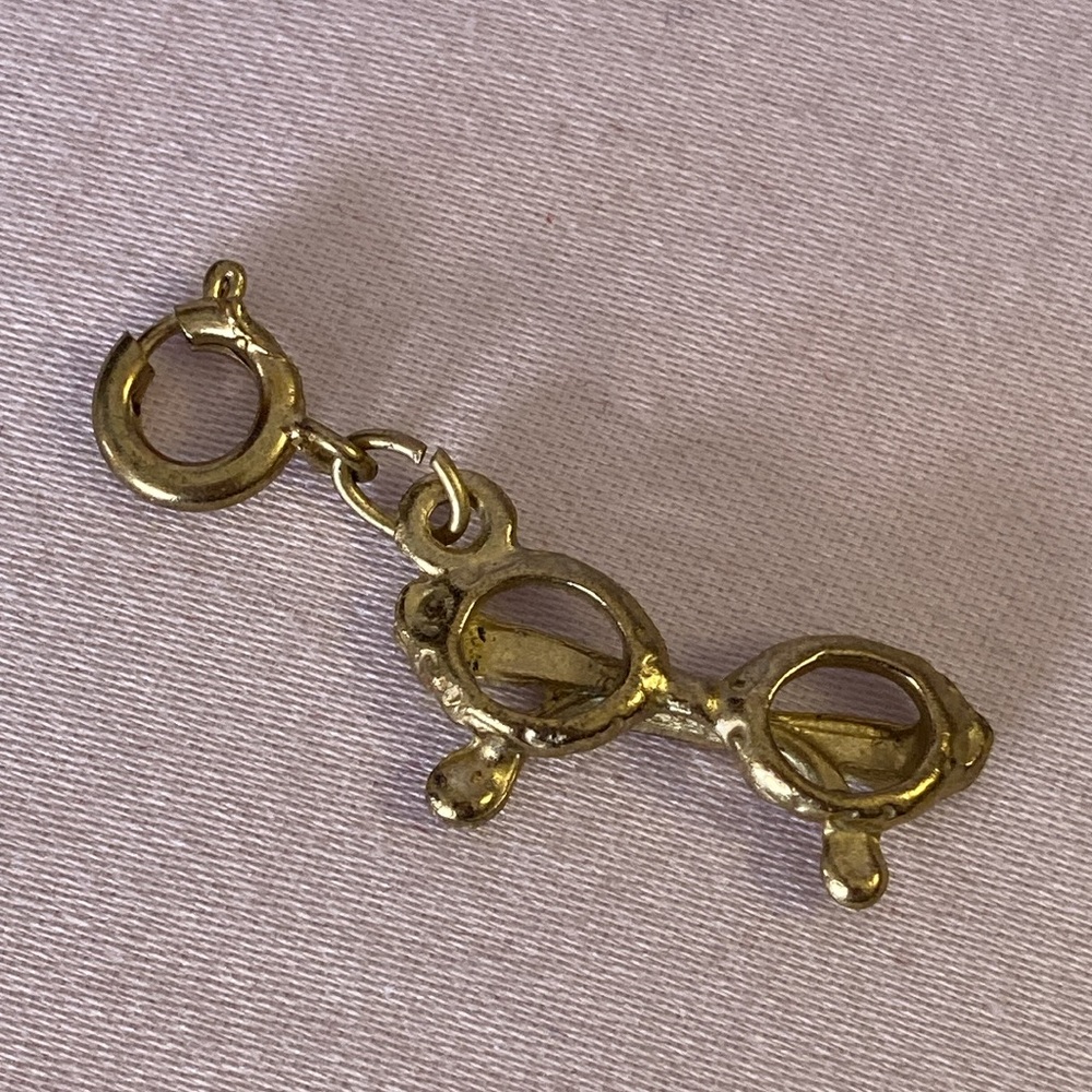 NWOT - St. Maarten - Diamonds International Hanging Sunglasses Charm